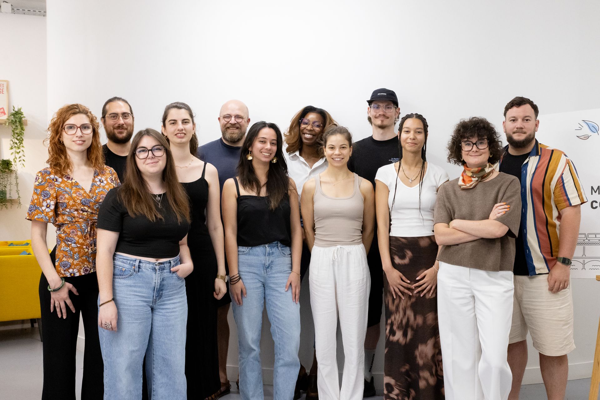 Les douze personnes de l'Atelier Populaire, dans l'atelier